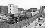 Blick vom Parkhaus an der Kantstraße auf die in Berlin Zoo ausfahrend 01 0527 mit D 1332 nach Hamburg. Der städtische Hintergrund hat sich hier heute auch verändert. Dort steht jetzt parallel zur Bahn ein großes Hotel. (07.1976) <i>Foto: Burkhard Wollny</i>