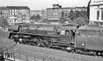 Recht locker lässt es das Personal der Wittenberger 01 0527 bei der Ausfahrt aus Berlin Zoologischer Garten angehen. (07.1976) <i>Foto: Burkhard Wollny</i>