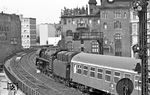 01 0527 biegt mit D 1332 nach Hamburg in der Ausfahrt von Berlin Zoo in Richtung Savignyplatz um die Kurve. (07.1976) <i>Foto: Burkhard Wollny</i>