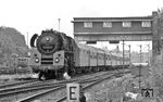 01 0527 fährt mit D 1332 nach Hamburg aus dem Bahnhof Berlin-Wannsee (ab 10.47 Uhr). Das elektromechanische Reiterstellwerk "Ws" (Bauart VES) ging 1913 in Betrieb. Mit Inbetriebnahme eines EStw ging es am 13. Juni 1993 vom Netz. (07.1976) <i>Foto: Burkhard Wollny</i>