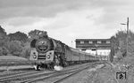01 0527 (Bw Wittenberge) mit D 1332 nach Hamburg in der Westausfahrt des Bahnhofs Berlin-Wannsee. (07.1976) <i>Foto: Burkhard Wollny</i>