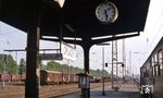 Alles auf diesem Foto im ehemaligen Bahnknoten Opladen ist Geschichte: Der Bahnsteig mit Überdachung und dem statischen Zugzielanzeiger für die Züge nach Remscheid-Lennep wie auch die Gleise des Güterbahnhofs im Hintergrund sind längst verschwunden. Nach und nach wurde der Bahnhof über die Jahre in die Bedeutungslosigkeit geschickt. Bereits 1960 wurde das Bahnbetriebswerk geschlossen, das Ausbesserungswerk folgte 2003. 1965 wurde das Bahnhofsgebäude von 1867 abgerissen und durch einen eingeschossigen Neubau ersetzt, der wiederum 2014 ersatzlos der Spitzhacke zum Opfer fiel. Auf der Strecke von Opladen nach Hilden wurde (KBS 409) am 23. September 1983 der Personenverkehr eingestellt. Das letzte verbliebene Teilstück nach Remscheid-Lennep wurde zum 1. Juni 1991 stillgelegt. Die Rangiergleise wurden um 2000 abgebaut.  (07.05.1979) <i>Foto: Wilfried Sieberg</i>