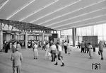 Innenansicht des neuen Empfangsgebäudes von Bochum Hbf, das in den Jahren 1956/57 entstand. Stolz präsentierte auch der Bauherr - die BD Essen - die Daten dazu: Deckenbeleuchtung aus Osram-Licht mit Hochspannungsrohr-Superlux und Reflexschicht, Fußboden aus Kunststeinplatten, Rundsäulen mit glasierten blauen Spaltriemchen und Stirnflächen aus schwarzen Glasplatten Detopak.  (1957) <i>Foto: Willi Marotz</i>
