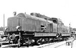 In den 1920er Jahren plante die Deutsche Reichsbahn ein neues Verkehrskonzept zur Konzentrierung der bisherigen dezentralen Berliner Fernbahnhöfe. Zwei zentrale Fernbahnhöfe im Norden und Süden sollten den Fernverkehr bündeln. Um Leerzüge und Lokomotiven umsetzen zu können, war ein Nord-Süd-Tunnel zwischen beiden Bahnhöfen geplant, der mit sechs elektrischen Lokomotiven befahren werden sollte. Auf Grund der guten Erfahrungen mit der Stromversorgung bei der Berliner S-Bahn und der dadurch verbundenen geringeren Bauhöhe des Tunnels war eine seitliche Stromschiene mit 750 Volt geplant. Für den Transport bauten die Firmen Linke-Hofmann-Busch (mechanischer Teil) und die Siemens-Schuckert-Werke (elektrischer Teil) eine Baumusterlokomotive. Bei der als „Doppellok“ konzipierten Lokomotive waren beide Teile annähernd gleich. Während auf der einen Hälfte der Führerstand untergebracht war, befand sich auf der anderen Hälfte an dieser Stelle die Schützenkammer. Die Stromzufuhr erfolgte über 4 seitliche Stromabnehmer. Der mögliche Einbau eines Dachstromabnehmers war bei der Konstruktion auch berücksichtigt worden. 1929 erfolgte die Auslieferung der als E 178 01 bezeichneten Baumusterlok. Da der ursprüngliche Verwendungszweck inzwischen verworfen war, wurde sie der Berliner Stadtbahn übergeben und bei den Bw Friedrichsfelde und Papestraße eingesetzt. Die RBD Linz übernahm das Fahrzeug 1943 für die Hohenfurther Lokalbahn und beheimatete sie buchmäßig beim Bw Hohenfurth Stift. Zum nötigen Umbau auf Fahrleitungsbetrieb für 1200 V Gleichstrom kam es kriegsbedingt nicht mehr, das im RAW Linz (Donau) stehende Fahrzeug wurde daraufhin nach 1945 verschrottet. Die Aufnahme zeigt die Lok vor einer Drehscheibe am Doppel-Ringlokschuppen im Heimat-Bw Friedrichsfelde. (1929) <i>Foto: Werkfoto</i>