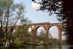 Eine 242 überquert am letzten Betriebstag des alten Hetzdorfer Viadukts das Flöhatal. Die Brücke wurde in den Jahren 1866 bis 1868 als letztes der 138 Brückenbauwerke zwischen Dresden und Chemnitz für 1,65 Millionen Mark errichtet und auch als letzte Brücke zwischen Hof und Dresden fertiggestellt. 1986 beschloss die DR, die alte gekrümmte Trasse mit dem Hetzdorfer Viadukt im Zuge einer Streckenbegradigung mit einer Neubaustrecke zu umgehen und den Viadukt für den Eisenbahnverkehr stillzulegen. Der neue Streckenabschnitt ging am 12. Mai 1992, zunächst eingleisig, in Betrieb, das zweite Gleis am 30. Mai 1992. (29.05.1992) <i>Foto: Hans-Joachim Simon (Archiv Ludger Kenning)</i>