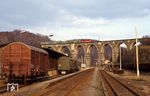 Eine 242 auf dem alten Hetzdorfer Viadukt, aufgenommen vom Bahnhof Hetzdorf an der Strecke Flöha - Pockau-Lengefeld. (03.1992) <i>Foto: Hans-Joachim Simon (Archiv Ludger Kenning)</i>