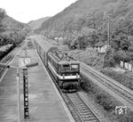 242 005 schiebt den P 12823 (Dresden - Tharandt) aus dem Haltepunkt Freital-Hainsberg West in Richtung Tharandt. Im Hintergrund sieht man schon die Vorsignaltafeln inklusive Vorsignal zur Einfahrt in den Bahnhof Tharandt. (03.09.1983) <i>Foto: Hans-Joachim Simon (Archiv Ludger Kenning)</i>