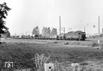 242 051 (Bw Leipzig Hbf West) mit einem Durchgangsgüterzug nach Leipzig hinter Delitzsch. (17.09.1975) <i>Foto: Hans-Joachim Simon (Archiv Ludger Kenning)</i>