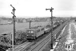 DR 242 159 vom Bw Karl-Marx-Stadt am Abzweig Werdau Bogendreieck. Die als Gleisdreieck ausgeführte Abzweigstelle bei Werdau verbindet die Bahnstrecke Dresden – Werdau mit der Strecke Leipzig – Hof.  (28.01.1978) <i>Foto: Hans-Joachim Simon (Archiv Ludger Kenning)</i>