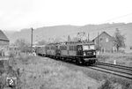 242 164 mit 242 184 vor einem Dg nach Bad Schandau am Bü Elbweg bei Rathen. (22.10.1976) <i>Foto: Hans-Joachim Simon (Archiv Ludger Kenning)</i>