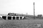 242 171 mit D 2006 (Warschau/Krakau - Dresden - Leipzig) vor Riesa. (24.03.1973) <i>Foto: Hans-Joachim Simon (Archiv Ludger Kenning)</i>