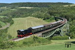 Freitags fährt nicht die Dampflok 262, sondern V 36 204 mit dem Wanderzug über die Sauschwänzlebahn, die hier das 252 m lange Biesenbachviadukt zwischen Epfenhofen und Zollhaus-Blumberg überquert.  (13.07.2018) <i>Foto: Ralf Opalka</i>