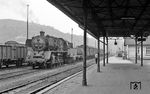 50 1459-2 vor einem Güterzug im Bahnhof Aue (Sachs).  (07.1976) <i>Foto: Burkhard Wollny</i>