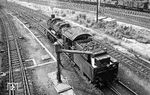 Nach getaner Schiebeleistung ergänzt 58 1345 im Bahnhof Aue ihre Wasservorräte. (07.1976) <i>Foto: Burkhard Wollny</i>