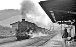 58 1345 fährt mit einem Güterzug von Aue nach Schwarzenberg durch Lauter. (07.1976) <i>Foto: Burkhard Wollny</i>