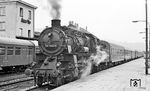 Daher jetzt nochmal der Versuch ohne Fahrgäste. 58 1800 mit einem Personenzug Zwickau - Aue - Schwarzenberg im Bahnhof Aue. 58 1800 war wohl die einzige Maschine beim Bw Aue mit Trofimow-Schiebern und hatte wegen der dadurch verbesserten Leerlaufeigenschaften den Spitznamen "MIG 17" erhalten. Anscheinend wurde sie deshalb auch bevorzugt im Reisezugdienst eingesetzt. Außerdem gab es nach dem Einsatzende im Jahr 1976 Bestrebungen, die Lok zu erhalten. Da aber bereits 58 261 als Traditionslok geführt wurde, kam das Ende der 1800 zwar verspätet aber doch noch: Im Jahr 1983 wurde sie im Bw Zwickau verschrottet. (07.1976) <i>Foto: Burkhard Wollny</i>