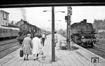 Kurz vor der Weiterfahrt nach Schwarzenberg huschte noch 86 1775 in Aue an 58 1800 vorbei. (07.1976) <i>Foto: Burkhard Wollny</i>