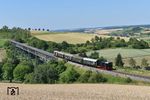 Nach der Überquerung des Biesenbachviaduktes (vgl. Bild-Nr. 53448) macht die Strecke einen großen Bogen, um den Höhenunterschied auszugleichen. Wenn man sich beeilt, kann man deshalb anschließend noch mit dem mgleichen Zug die Einfahrt Epfenhofen fotografieren. V 36 204 ist hier mit dem freitäglichen Wanderzug unterwegs.  (13.07.2018) <i>Foto: Ralf Opalka</i>