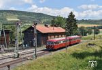 Nachdem der Verwaltungsgerichtshof Baden-Württemberg das Winterfahrverbot des Regierungspräsidenten Freiburg zum Schutz von Fledermäusen auf der Sauschwänzlebahn gekippt hat, und gleichzeitig die Bauarbeiten auf der Zuführungsstrecke über Lauchringen - Weizen beendet waren, fuhr zur Wiedereröffnung die Schienenbusgarnitur 798 652 und 998 896, die hier in Fützen erreicht. (14.07.2018) <i>Foto: Ralf Opalka</i>
