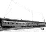 Einer der 19 beweglichen Funkstationen der Reichsbahn mit ausgefahrenen Antennen, die zum Nachrichtenaustausch mit stationären Sende- und Empfangsanlagen innerhalb des Streckennetzes disponiert werden konnten. In der Mitte des Zuges befindet sich der ehemalige Salonwagen Salon4 Pr 03 (Breslau, Baujahr 1903), ex "10 003 Ost", ab Mitte der 1920er Jahre "700 768 Bln". Der rechte Wagen ist ebenfalls von außergewöhnlicher Herkunft: Es handelt sich um früheren badischen Speichertriebwagen 6607 (1906 umgebaut in einen Reisezugwagen BCCi). Alle drei Wagen waren Bestandteil des am 13.10.1944 in Libau stehenden Befehlszugs der RBD Königsberg. Von links nach rechts sind also zu sehen: "700 769 Bln" (im Nummernbereich der Messwagen, ex WL4ü des Baujahrs 1897/1900: 060-077), "700 768 Bln" (im Nummernbereich der Messwagen, ex Salon4 "10 003 Ost") und "702 203 Bln" (Unterrichtswagen für Leitfunk, ex Baden 6607). (1932) <i>Foto: RVM</i>
