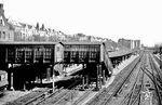 Blick von der Brücke des Kurfürstendamms auf den Bahnhof Halensee in Richtung Papestraße. Er befindet sich an der Ringbahn und ist über eine Verbindungsstrecke mit der nördlich querenden Stadtbahn verbunden. Zum S-Bahnhof gehört auch eine Abstell- und Wendeanlage, die sich südlich der Bahnsteige anschließen. Rechts im Bild die Gleisanlagen des Güterbahnhofs. Der Bahnhof wurde zusammen mit der Verlängerung der Ringbahnstrecke von Schöneberg nach Moabit am 15. November 1877 eröffnet. Am 1. Oktober 1938 wurde die Bezeichnung in Berlin-Halensee geändert. (1935) <i>Foto: RVM</i>