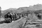 Vor der Kulisse der Wartburg erklimmt 39 018 vom Bw Eisenach mit P 465 (Eisenach – Meiningen – Coburg – Lichtenfels) die Höhen des Thüringer Waldes am Block Höpfen. (1930) <i>Foto: RVM</i>