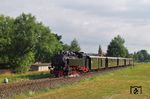 Vom 03. bis 05. August 2018 fand im Zittauer Gebirge zum 12. Mal für Liebhaber historischer Fahrzeug-, Rennsport-, Eisenbahn- und Feuerwehrtechnik das "Historik-Mobil"-Festival statt. Zwischen Zittau-Vorstadt und Olbersdorf Niederdorf ist 99 731 mit dem vorbildlich restaurierten "Reichsbahnzug" P 302 unterwegs. (05.08.2018) <i>Foto: Andreas Höfig</i>