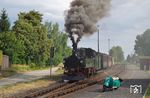 2016 wurde erstmalig der "I K-Zug" präsentiert, der ein Gemeinschaftswerk der sächsischen Schmalspurbahnen ist und ohne öffentliche Mittel restauriert wurde. Zuglok war damals wie heute die ehemalige 99 555 im Altbauzustand und in der Farbgebung der Königlich Sächsischen Staatseisenbahn als Nummer 145, die hier mit dem Museumszug P 602 aus Olbersdorf Oberdorf ausfährt.  (05.08.2018) <i>Foto: Andreas Höfig</i>