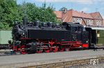 99 731 der Sächsisch-Oberlausitzer Eisenbahngesellschaft mbH (SOEG) im Bahnhof Bertsdorf. Sie wurde am 21.12.1928 beim Bw Kirchdorf in Dienst gestellt und am 06.01.1994 ausgemustert. Bei der Restauration der Lok wurden an Wasserkästen, Kohlekasten und Rauchkammertür die Nieten als Attrappen angebracht.  (05.08.2018) <i>Foto: Andreas Höfig</i>