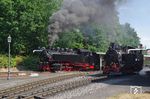 Während 99 713 noch ihre Wasservorräte ergänzt, verlässt 99 731 mit dem "Reichsbahnzug" P 304 nach Jonsdorf den Bahnhof Bertsdorf. (05.08.2018) <i>Foto: Andreas Höfig</i>