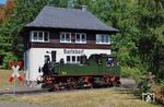 Die sächs. IV K Nummer 145 (99 555) vor dem Stellwerk in Bertsdorf. Im Jahre 1906 wurde der Bahnhof Bertsdorf mit Einfahrsignalen ausgerüstet. Dabei wurden zur Sicherung der Zugfahrten zunächst Signal- und Riegelkurbelwerke eingesetzt. Ab 1938 wurde das mechanische Stellwerk der Einheitsbauform in Betrieb genommen. Auf diesem versieht bis heute der Zugleiter für die Strecke Zittau Süd - Oybin/Jonsdorf seinen Dienst. Im wesentlichen hat sich auf diesem Stellwerk seit Inbetriebnahme nur wenig geändert.  (05.08.2018) <i>Foto: Andreas Höfig</i>