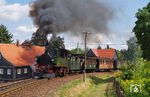 99 555 im Altbauzustand und in der Farbgebung der Königlich Sächsischen Staatseisenbahn als Nummer 145 mit dem "Sachsenzug" P 604 in Jonsdorf. (05.08.2018) <i>Foto: Andreas Höfig</i>