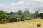 99 713 mit dem DR-Rekowagenzug P 506 kurz vor Jonsdorf. (05.08.2018) <i>Foto: Andreas Höfig</i>