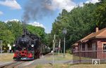 99 713 fährt mit dem DR-Rekowagenzug P 510 in Jonsdorf ein. (05.08.2018) <i>Foto: Andreas Höfig</i>