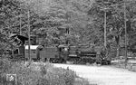 In der Ausfahrt des Bahnhofs Lauter passiert 58 1345 den Bahnübgergang an der Bahnhofsstraße. (07.1976) <i>Foto: Burkhard Wollny</i>