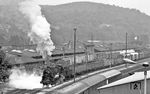 58 1800 verlässt mit einem Güterzug nach Schwarzenberg den Bahnhof Aue. (07.1976) <i>Foto: Burkhard Wollny</i>