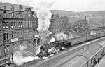 An diesem Tag schien der Güterzug nach Schwarzenberg gut ausgelastet gewesen zu sein, 58 1800 muss sich im Bahnhof Aue ordentlich ins Zeug legen. (07.1976) <i>Foto: Burkhard Wollny</i>