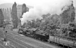 58 1800 verlässt den Bahnhof Aue/Sachsen. Die Gleise aus dem Güterbahnhof sind heute komplett verschwunden. (07.1976) <i>Foto: Burkhard Wollny</i>