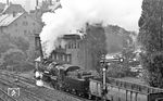 58 1800 passiert das elektromechanische Gaselan-Stellwerk B1 im Bahnhof Aue auf dem Weg nach Schwarzenberg. Von diesem Stellwerkstyps (O&K-Nachbau) existieren nur wenige Exemplare. Die meisten befanden sich auf der Strecke Zwickau - Johanngeorgenstadt und wurden um 1950 im Rahmen der Streckenertüchtigung für die Wismut eingebaut. Das Stellwerk B1 ging am 29.07.2002 vom Netz. (07.1976) <i>Foto: Burkhard Wollny</i>