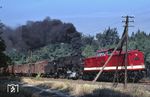 Der Vorspann einer Diesellok vor der Dampflok, wie hier 110 850 vor der 58 2051 bei Lauter (Sachs), war stets ein Ärgernis, das meist durch laute Flüche des Fotografen quittiert wurde. Glücklicherweise drückte er hier trotzdem noch im letzten Moment auf den Auslöser, sodass diese Betriebssituation dokumentiert wurde. (08.09.1976) <i>Foto: Peter Schiffer</i>
