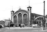 Der Stettiner Bahnhof in Berlin war bis 1952 Ausgangspunkt der Strecke nach Stettin in Pommern (heute: poln. Szczecin) und vor dem Krieg einer der großen Berliner Kopfbahnhöfe. Er lag im Norden der Innenstadt an der Invalidenstraße im Bezirk Mitte. 1950 wurde der Stettiner Bahnhof in Nordbahnhof umbenannt. Die Schließung des Stettiner Bahnhofs am 18. Mai 1952 bedeutete das vorläufige Ende des Bahnbetriebs der Stettiner Bahn zum Westteil Berlins. Die Züge wurden danach über den Berliner Außenring zum Bahnhof Berlin-Lichtenberg und zur Berliner Stadtbahn geführt. (1935) <i>Foto: RVM</i>