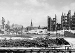 Kassel war wegen seiner Rüstungsindustrie seit 1940 bevorzugtes Ziel der Royal Air Force. In der Nacht vom 22. auf den 23. Oktober 1943 starben bei einem britischen Luftangriff mit 500 Bombern allein zwischen 7000 und 10.000 der 226.000 Einwohner, das waren prozentual mehr Opfer, als Hamburg zuvor bei den vier Angriffen der „Operation Gomorrha“ hatte hinnehmen müssen. Walter Hollnagel besuchte Kassel ein Jahr später und machte einzigartige Aufnahmen rund um den Hauptbahnhof.  (12.1944) <i>Foto: Walter Hollnagel</i>