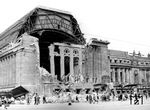 Der Angriff der 8. US-Luftflotte am 7. Juli 1944 verursachte schwerste Beschädigungen in Leipzig Hbf, vor allem an der Westhalle und der Querbahnsteighalle. 46,2 Tonnen Bomben trafen an diesem Tag den Bahnhof, wobei zunächst einer der stützenden Abschlussbögen aus Stahlbeton brach. Dadurch kam es in den folgenden 20 Minuten zu einer Kettenreaktion, bei der die Stahlbetonbögen zwischen den Hallenschiffen und das Dach der Querbahnsteighalle komplett einstürzten. Die Osthalle blieb weitgehend unversehrt. An diesem Tag starben in den Luftschutzkellern zwischen den Bahnsteigen hunderte Eisenbahner und Reisende. Unmittelbar vor dem Hauptbahnhof und in der klaffenden Lücke des zerstörten Querbahnsteigs auf der Ebene der einstigen Gepäckanlagen mussten innerhalb von sechs Jahren rund 20.000 Sprengungen ausgeführt und 30.000 Kubikmeter Schutt beseitigt werden. Die Sprengungen waren nötig, um die Stahlbetontrümmer so weit zu verkleinern, dass sie abtransportiert werden konnten. Zur ersten Messe im März 1946 waren einige Bahnsteige wieder komplett betretbar und 1947 anlässlich der Frühjahrsmesse war der Querbahnsteig wieder teilweise nutzbar. 1948 folgten die wichtigsten Ausbesserungen am Querbahnsteig. Zur Herbstmesse waren 7.000 Quadratmeter wiederhergestellt. 1949 war die Osthalle im Wesentlichen wiederhergestellt.  (1946) <i>Foto: RBD Dresden</i>