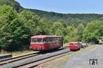 798 752 im Bahnhof Kasbach, auf der einstigen Nebenbahn von Linz am Rhein nach Flammersfeld im Westerwald. Seit 1999 wird auf dem 9 km langen Restabschnitt zwischen Linz und Kalenborn durch die Eifelbahn Verkehrsgesellschaft mbH (EVG) ein touristischer Verkehr mit dem Uerdinger Schienenbus angeboten. (25.07.2018) <i>Foto: Ralf Opalka</i>