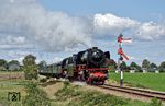 23 071 mit 50 307 vor einem der vielen Sonderzüge anlässlich der Veranstaltung "Terug naar Toen" (Zurück nach Damals) am Einfahrsignal von Beekbergen/NL. (01.09.2018) <i>Foto: Marcus Henschel</i>