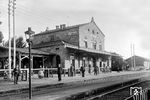 Das Empfangsgebäude des Bahnhofs Staffelstein an der Bahnstrecke Bamberg - Lichtenfels, der heute Kurort (Bad) mit Bayerns wärmster und stärkster Thermalsole, dem Thermalbad Obermain Therme besitzt. (1905) <i>Foto: RVM-Archiv</i>