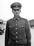 Nicht ganz wohlzufühlen scheint sich dieser junge Mann in seiner Reichsbahnuniform, obwohl es sich um einen Reichsbahninspektor der Besoldungsgruppe 7 oder höher handelt (goldene Mützenkordel blaudurchwirkt und Schulterklappen gold mit einem Stern). (1935) <i>Foto: RVM</i>