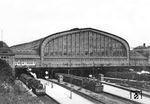 Eines der Frühwerke von Walter Hollnagel aus seiner langen Hamburger Fotografierzeit. Vor der imposanten Halle des Hamburger Hauptbahnhofs mit einer Breite von 114 m und einer Höhe von bis zu 37 m warten 17 207 (Bw Lehrte) und eine unbekannte 74er auf Ausfahrt. Wenig später wurde 17 207 umbeheimatet, seit 01.04.1928 war das Bw Cottbus die neue Heimat. (1928) <i>Foto: Walter Hollnagel</i>