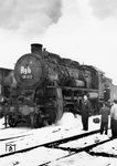 58 413 vom Bw Berlin-Rummelsburg ist mit dem ersten Kohlenzug im wiedereröffneten Reichsbahnausbesserungswerk Berlin Warschauer Straße im Stadtbezirk Friedrichshain eingetroffen. Heute ist der überwiegende Teil des Areals an verschiedene Kultur- und Sporteinrichtungen vermietet und eher ein Kriminalitätsschwerpunkt geworden. (21.02.1946) <i>Foto: Max Ittenbach</i>