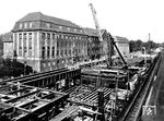 Für die für 1936 geplanten Olympischen Spiele wurde der Bahnhof Berlin Zoologischer Garten grundlegend umgebaut und die Gleisanlagen der Fernbahn erweitert. Unter Aufrechterhaltung des gesamten Eisenbahnbetriebs begann man 1934 mit dem vollständigen Abbruch und Neubau des Bahnhofs. Zunächst erhielt die S-Bahn eine eigene, abgetrennte Halle über einem Mittelbahnsteig. Mit knapp sechs Meter Höhe konnte sie niedrig gehalten werden, da die mittlerweile eingesetzten elektrischen S-Bahn-Züge keinen Rauch mehr entwickelten. Im Oktober 1935 hielten dort die ersten Züge, aufgrund von Statikproblemen an der Brücke über die Hardenbergstraße konnte das Bauwerk aber erst im Dezember 1938 endgültig dem Verkehr übergeben werden. (07.1935) <i>Foto: RVM</i>